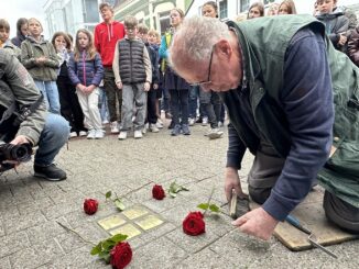 Bruin Boerema verlegte 2024 in der Mühlenstraße Stolpersteine für die Familie de Vries. Foto: Edgar Behrendt