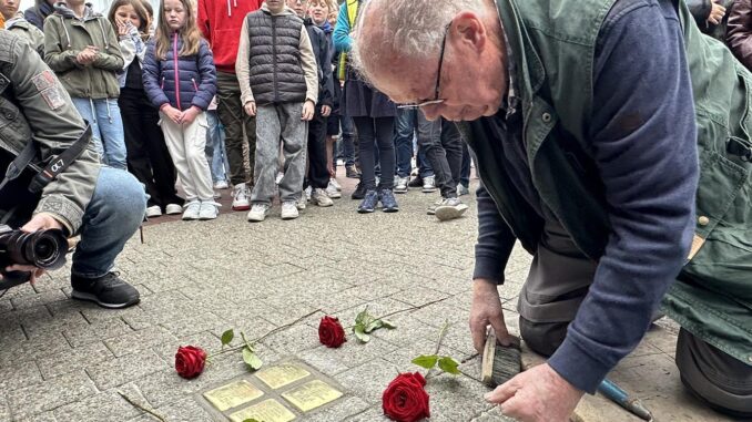 447724641_909494501216500_726233010523249895_n Bruin Boerema verlegte 2024 in der Mühlenstraße Stolpersteine für die Familie de Vries. Foto: Edgar Behrendt