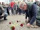 Bruin Boerema verlegte 2024 in der Mühlenstraße Stolpersteine für die Familie de Vries. Foto: Edgar Behrendt