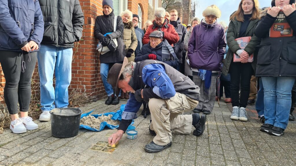 Stolpersteinverlegung 2023 vor der Ehemaligen Jüdischen Schule mit Künstler Gunter Demnig. Foto: Bernd-Volker Brahms