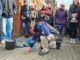 Stolpersteinverlegung 2023 vor der Ehemaligen Jüdischen Schule mit Künstler Gunter Demnig. Foto: Bernd-Volker Brahms