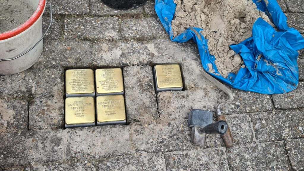 Stolpersteinverlegung 2023 vor der Ehemaligen Jüdischen Schule mit Künstler Gunter Demnig. Foto: Bernd-Volker Brahms