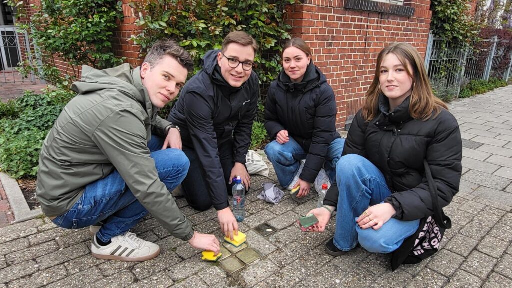 Fleißig beim Putzen. Mitglieder der Jusos im Landkreis Leer: von links Simon Bents, Philip Teubner, Henrike Kolthoff und Carmen Pietzke