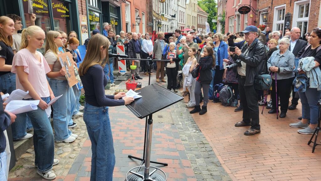 Schüler:innen verlesen Schicksalsdaten zu den verlegten Stolpersteinen. (Foto: Bernd-Volker Brahms)