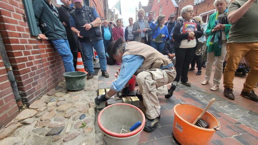 Künstler Gunter Demnig verlegt Stolpersteine in der Leeraner Rathausstraße. (Foto: Bernd-Volker Brahms)