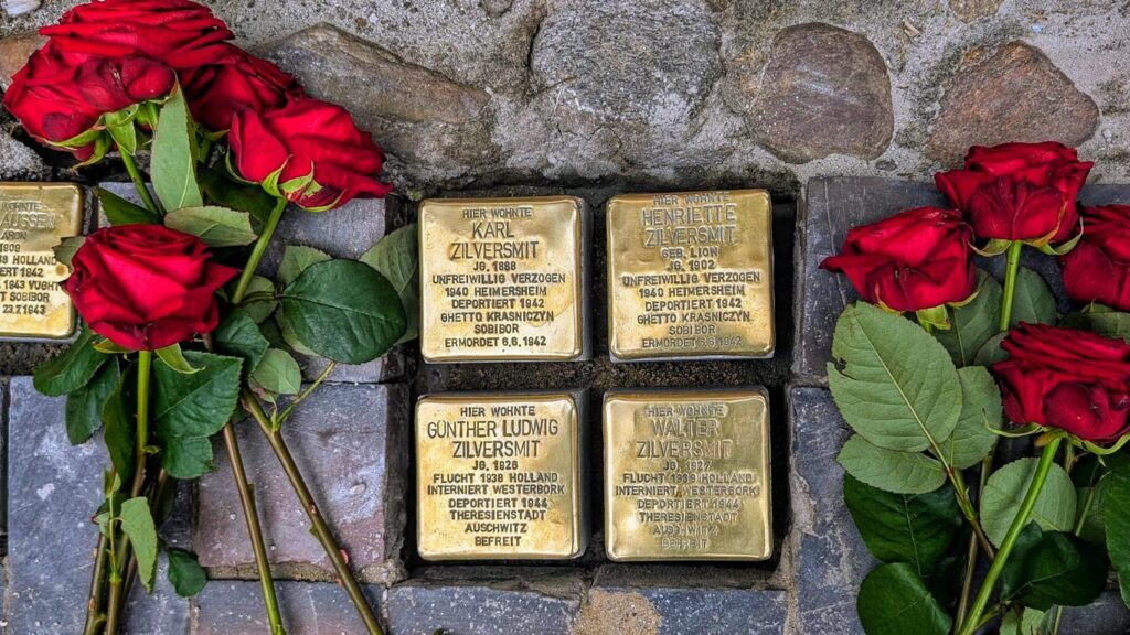 Stolpersteine für die Familie Zilversmit in der Leeraner Rathausstraße. (Foto: Bernd-Volker Brahms)