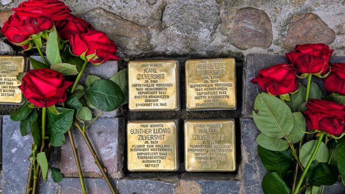 IMG-20250603-WA0016 Stolpersteine für die Familie Zilversmit in der Leeraner Rathausstraße. (Foto: Bernd-Volker Brahms)