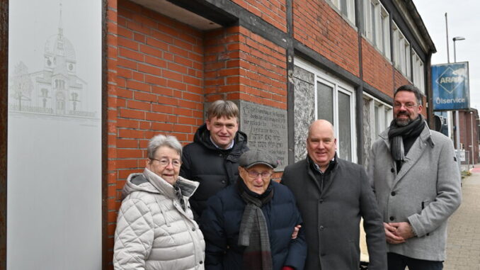 Das Foto zeigt von links Gerda Dänekas (als Begleiterin von Albrecht Weinberg), Unternehmer Helmut Wittrock, Ehrenbürger Albrecht Weinberg, Bürgermeister Claus-Peter Horst und Stadtbaurat Jens Lüning vor dem Werkstattgebäude, hinter dem sich das Synagogengrundstück befindet. (Foto: Stadt Leer)