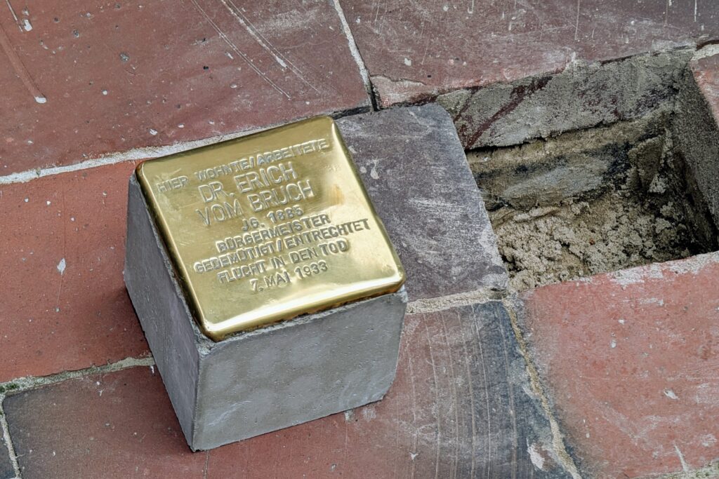 Stolpersteinverlegung 2025 in der Rathausstraße Foto: Günther Lübbers