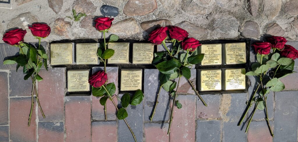 Stolpersteinverlegung 2025 in der Rathausstraße Foto: Günther Lübbers