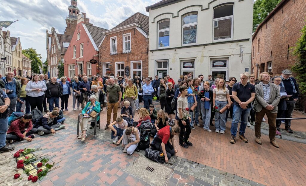 Stolpersteinverlegung 2025 in der Rathausstraße Foto: Günther Lübbers