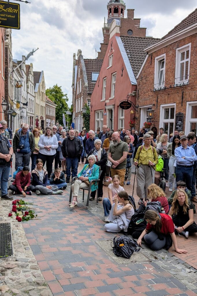 Stolpersteinverlegung 2025 in der Rathausstraße Foto: Günther Lübbers
